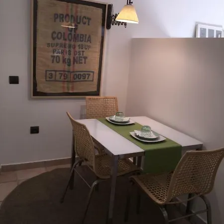Cozy Garden 700m From St Luke S Hospital Appartement